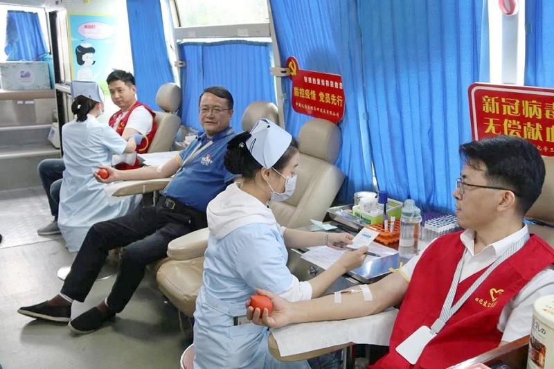 公司開展“抗擊疫情獻(xiàn)熱血，丹心向黨黨旗紅”無償獻(xiàn)血活動